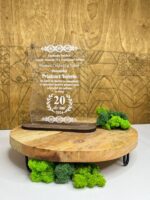 Trofeu din sticla organica cu baza din  placaj de 6 mm